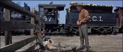 Britt (James Corburn) joue très bien du révolver. Quelle autre arme sait-il manier à la perfection ?