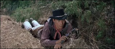 Photo : que fait Chico allongé sur le sol avec son revolver à la main ?