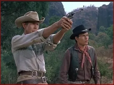 Photo : que vise Britt avec son revolver ?