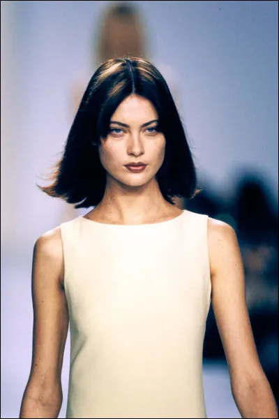 En quelle année, et avec quelle marque, Shalom Harlow fait-elle son retour sur le podium ?