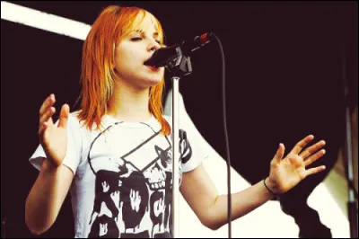 Quel âge avait la chanteuse lorsque le groupe a été créé ?