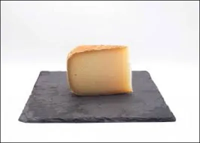 Avec le lait de quel animal est fabriqué le Napoléon, un fromage des Pyrénées ?