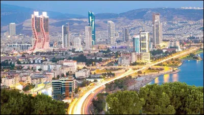 Dans quel pays se trouve la ville d'Izmir ?
