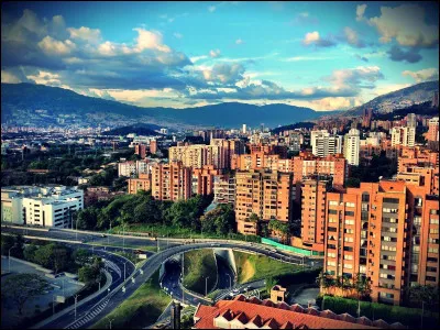 Dans quel pays se trouve la ville de Medellín ?