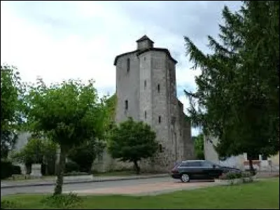 Voici sur cette image la tour de l'église Notre-Dame, à Houeillès. Village néo-aquitain, dans l'arrondissement de Nérac, il se situe dans le département ...
