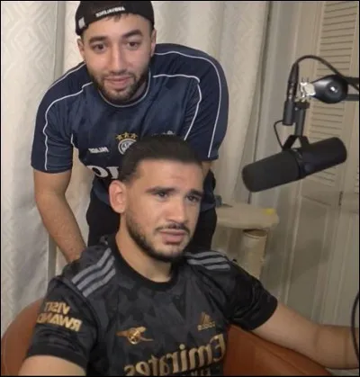 Qui a un décor aux murs jaunes ?