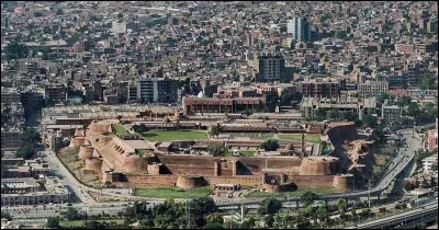 Dans quel pays se trouve la ville de Peshawar ?