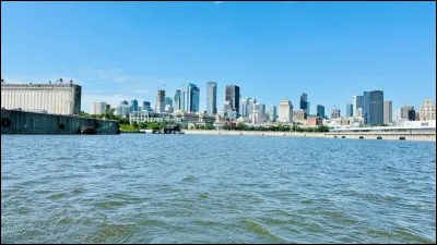Géographie : Quelle ville du Canada est traversée par le fleuve Saint-Laurent ?
