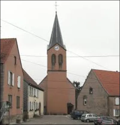 Vous avez sur cette image l'&eacute;glise luth&eacute;rienne de Hirschland. Commune de l'arrondissement de Saverne, elle se situe dans le d&eacute;partement ...