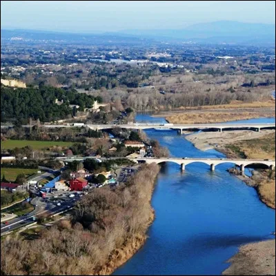 Quel cours deau, qui a pour affluent le Verdon, se jette dans le Rhône vers Avignon ?