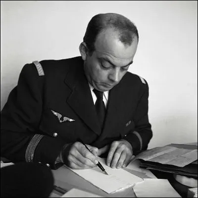 Quelle femme de lettres, qui fut fiancée à Antoine de Saint-Exupéry, a écrit le roman "Madame de" ?