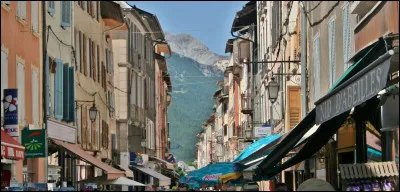 Barcelonnette est une commune située dans les Hautes-Alpes.