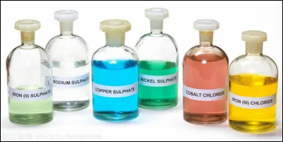 Quelle est la couleur initiale de la solution de sulfate de cuivre avant toute réaction ?