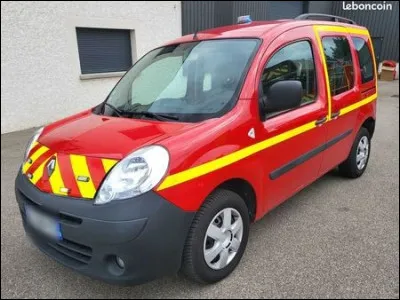 Quelle est cette voiture de pompiers forcément rouge ?