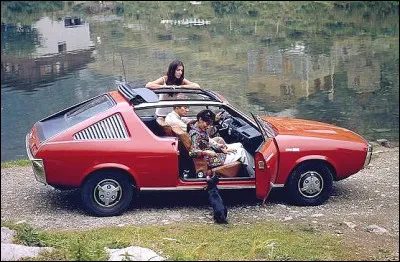 Quel est ce coupé élégant des années 70 ?