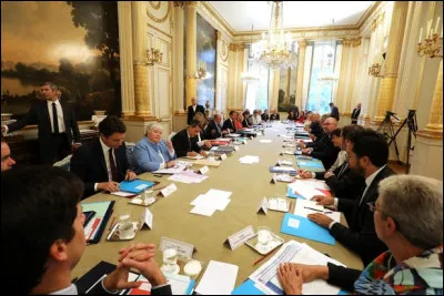 Quel jour de la semaine se déroule le Conseil des ministres sous l'autorité du Président ?