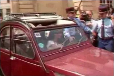 Et pour finir, cette petite anecdote de 1984 : Qui conduisait une Citroën 2CV dans la cours de Matignon pour rejoindre son mari ?