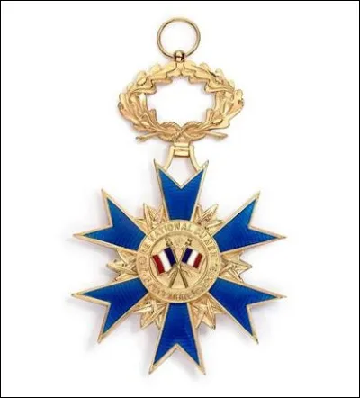 Quelle distinction honorifique est faite au Premier ministre après six mois de fonction ?