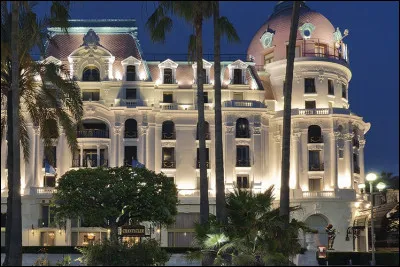 Quel est le nom de cet hôtel de luxe qui surplombe la Promenade des Anglais ?