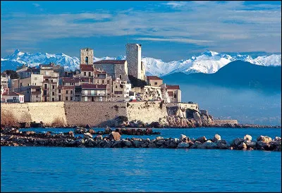 Quelle ville de la Côte d'Azur est mitoyenne avec Antibes ?