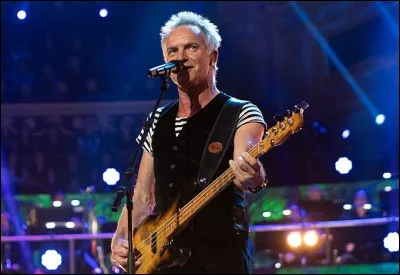 Quel est ce musicien britannique, bassiste et chanteur du groupe pop rock "The Police" en 1977, avant de connaître également le succès dans une carrière en solo à partir de 1985 ?