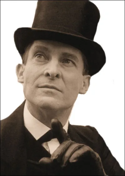 La profession de Sherlock Holmes est...