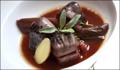 Voici le seul poisson qui est cuisiné en saignant le poisson vivant, puis en mélangeant son sang au vin rouge, c'est une lamproie. Complétez l'appellation de ce plat :