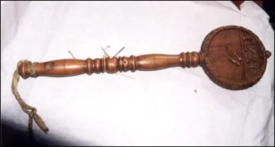 Quel est le nom de cet instrument de frappe, une petite palette conçue pour taper la main d'un écolier en faute ?