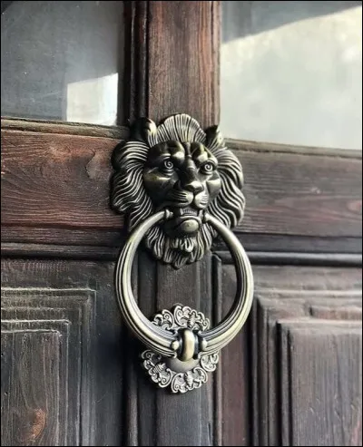 Quel est le nom de cet instrument de frappe fixé sur une porte pour se faire entendre en frappant ?