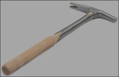 Quel est le nom de cet instrument de frappe, un outil de tapissier ,constitué d'un manche et de 2 pannes dont l'une et ronde pour enfoncer les semences et les clous ?