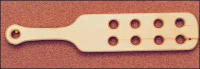 Quel est le nom de cet instrument de frappe, une palette pour taper les fesses d'une personne ?