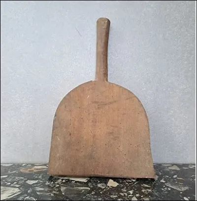 Quel est le nom de cet instrument de frappe, une palette en bois utilisée pour battre le linge ?