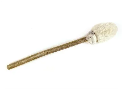 Quel est le nom de cet instrument de frappe, conçu pour frapper différents instruments de musique de percussions ?