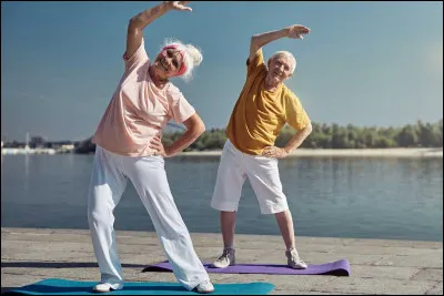 C'est impoli de dire à une personne qu'elle est vieille !
On dit plutôt qu'elle est ...