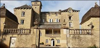 Je vous emmène à la découverte du château de Recoules-Prévinquières. Ancienne commune Aveyronnaise, elle se situe en région ...