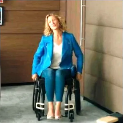 Quel humoriste, qui r&eacute;p&egrave;te souvent "Pour toi, public", a r&eacute;alis&eacute; le film "Tout le monde debout" ?