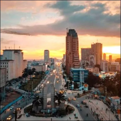 Quelle capitale africaine, marqu&eacute;e par la rumba et les sapeurs, s�est appel&eacute;e autrefois L&eacute;opoldville ?