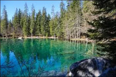 &Agrave; quel altitude se situe le lac Vert ?