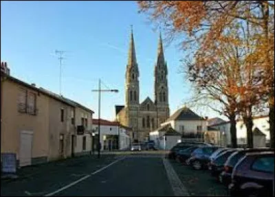 Nous ne sommes pas dans la forêt de Machecoul comme dans "Mais où est donc passée la 7e Compagnie ?", mais dans les rues de la ville. Ancienne commune de l'arrondissement de Nantes, elle se situe dans le département ...