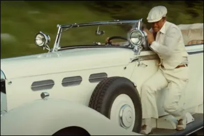 Quel est le modèle d'auto blanche conduite par Belmondo dans le film ''L'As des as'' ?