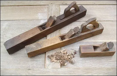 Quel est ce grand rabot utilisé pour dégauchir le bois ?