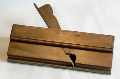 Quel rabot permet le rainurage des lames de plancher ?