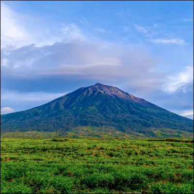 Le Kerinci, haut de 3 805 mètres est le point culminant de cette île, qui n'est pas la plus peuplée d'Indonésie mais en est la plus vaste, exceptées les deux îles partagées avec d'autres pays. Il s'agit de :