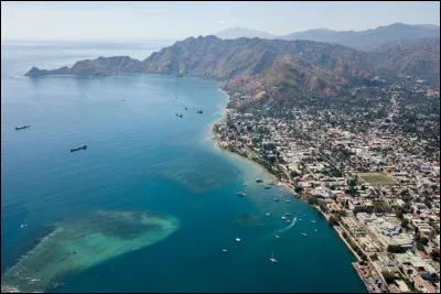 Faisant partie des petites îles de la Sonde, ma partie Est est occupée par une république qui fut une colonie portugaise. Il s'agit de l'île de :