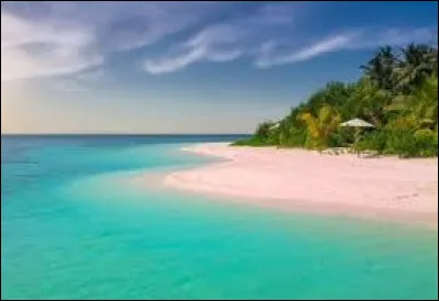 Ile du sud d'Indonésie, d'une superficie de 15 000 km2 environ, je suis bordé au nord par la mer homonyme. Je suis l'île de :