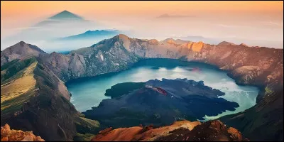Ile volcanique, avec le volcan Rinjani haut de 3 726 mètres, je suis une petite île (4 739 km2) très peuplée (plus de 3 millions d'habitants). Je suis l'île de :
