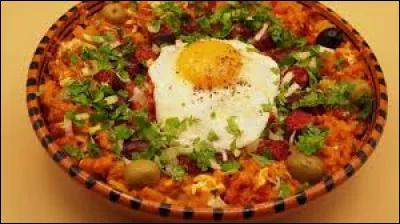 Le kefteji ou kaftagi est un plat mélangeant des pommes de terre, des tomates, des piments verts, des ufs, de la citrouille et éventuellement des courgettes, relevé avec de l'harissa. Il est traditionnellement accompagné de foie ou de merguez. De quel pays est-il un plat populaire ?