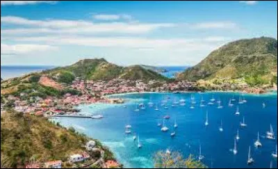 Quel département d'Outre-mer se trouve à cheval entre l'océan Atlantique qui s'étend à l'est et la mer des Caraïbes qui s'étend à l'ouest ?