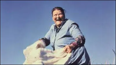 Pour quelle marque de machine à laver la lavandière Jeanne Marie Le Calvé (1893-1989), dite La Mère Denis, est-elle restée dans les mémoires pour ses publicités dans les années 70 et 80 ?