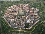 Vu du ciel, le plan de cette forteresse de plaine, conue au 17e s. par Vauban, apparat sous la forme d'une parfaite toile octogonale, class au Patrimoine mondial de l'Unesco.